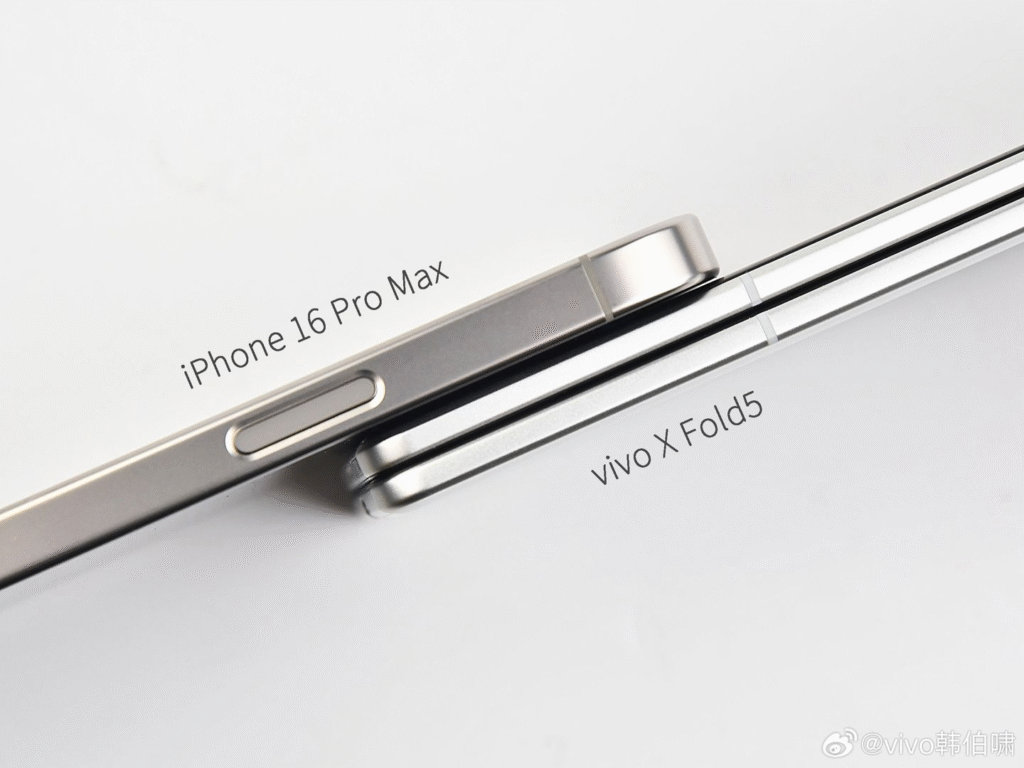 Vivo X Fold5 phone is also incredibly slim – just 9.3mm when folded and a mere 4.3mm when unfolded, giving it a sleek and futuristic look.