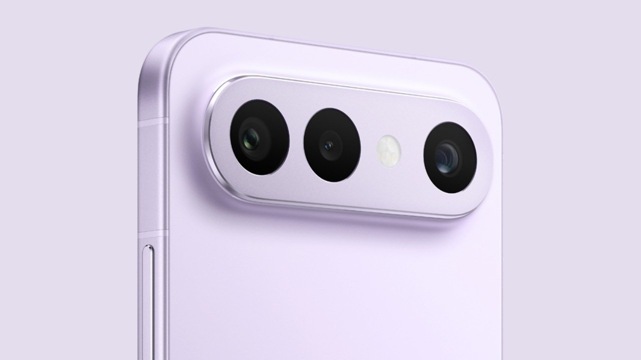 Vivo S50 Pro Mini Vivo S50 Pro Mini के बैक कवर का डिज़ाइन सामने आया, इसमें हॉरिजॉन्टल कैमरा लेआउट और कॉम्पैक्ट 6.31-इंच डिस्प्ले है